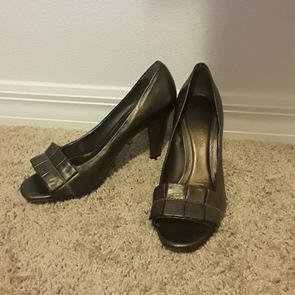 Peep toe pump